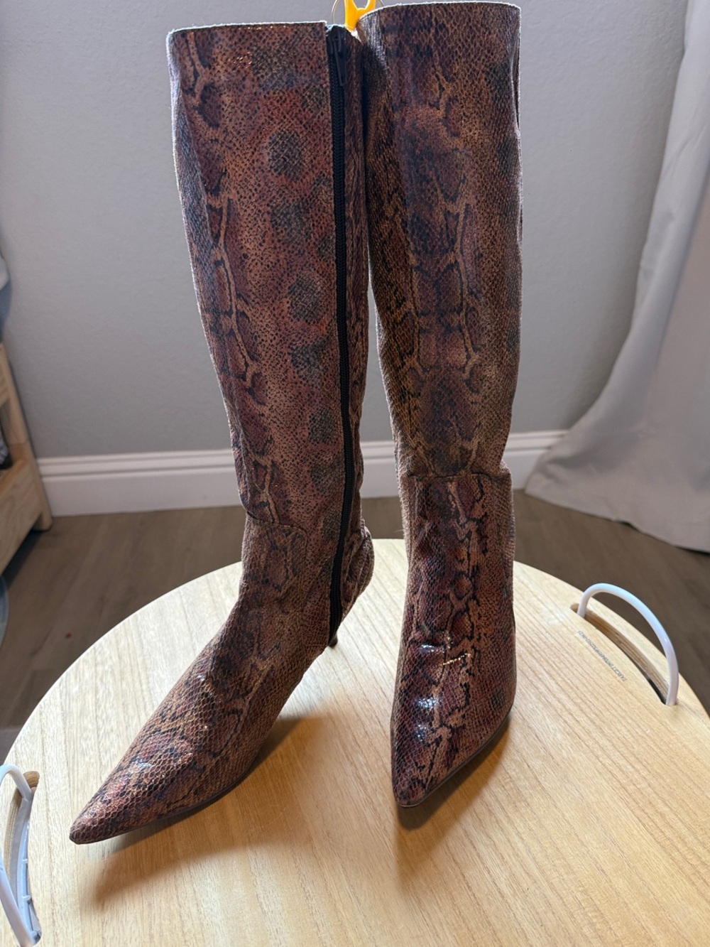 Ann Marino Black and Tan Leather Insole Shoe